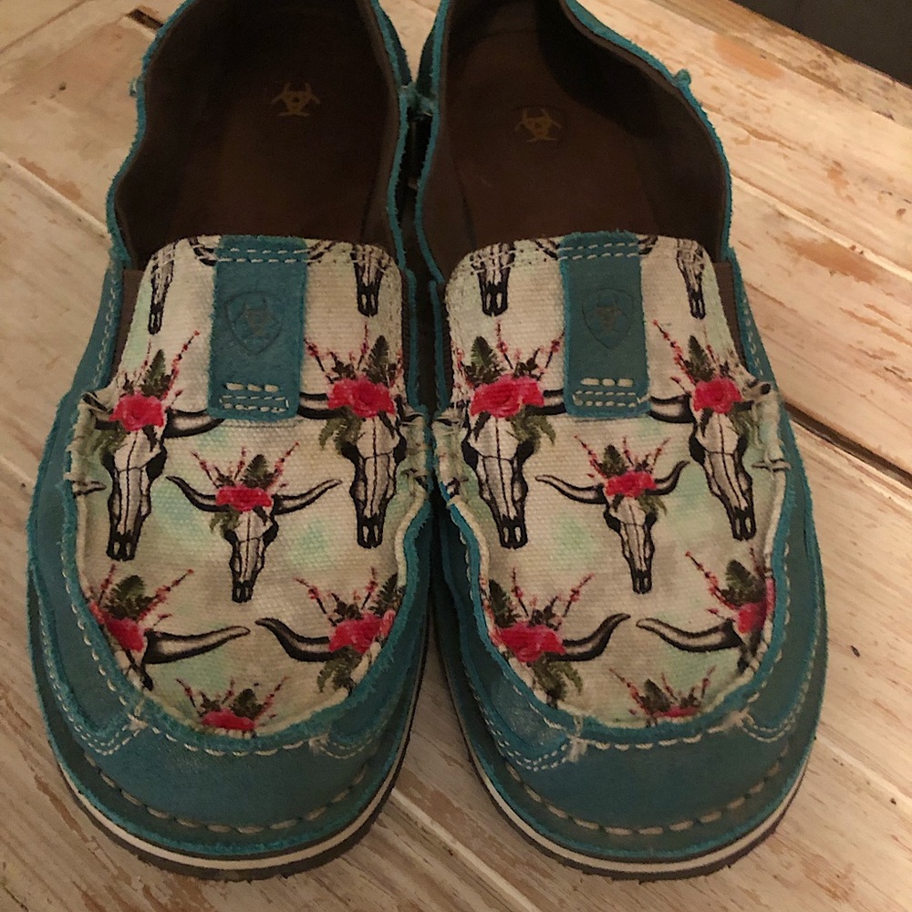 Ariat slides